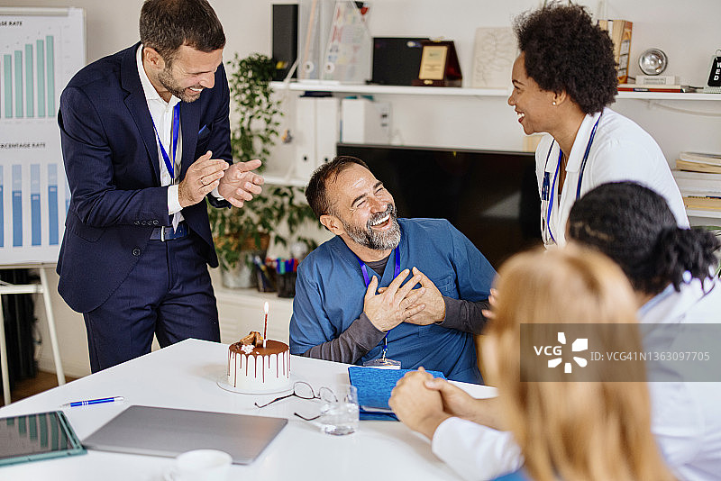 医院里庆祝生日的医疗保健同事图片素材