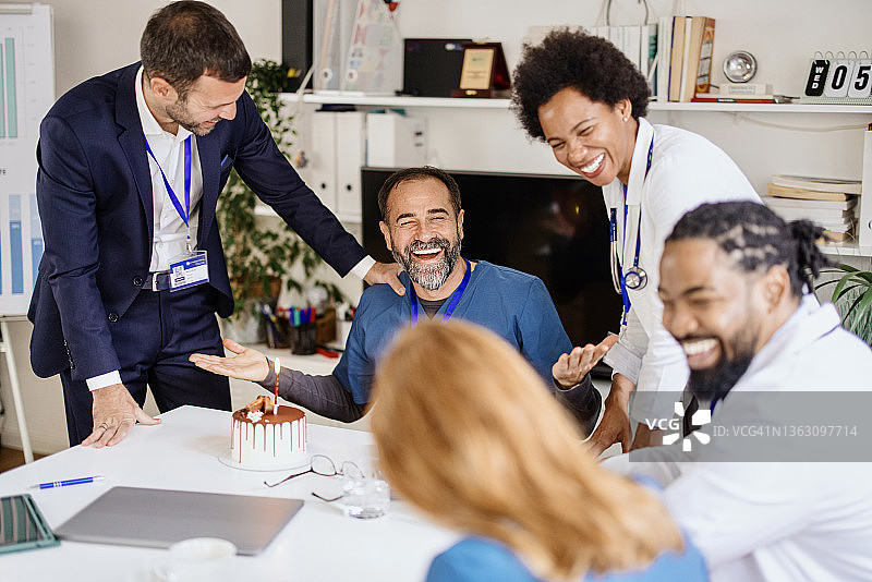 医院里庆祝生日的医疗保健同事图片素材