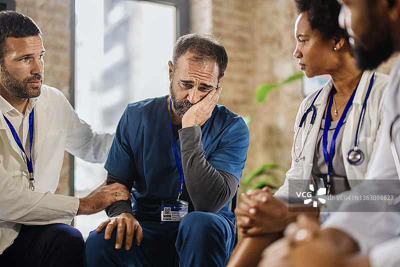 医护人员应对新冠疫情相关创伤图片素材