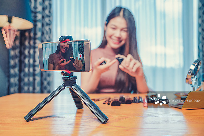 亚洲女性美妆博主直播化妆教程视频图片素材