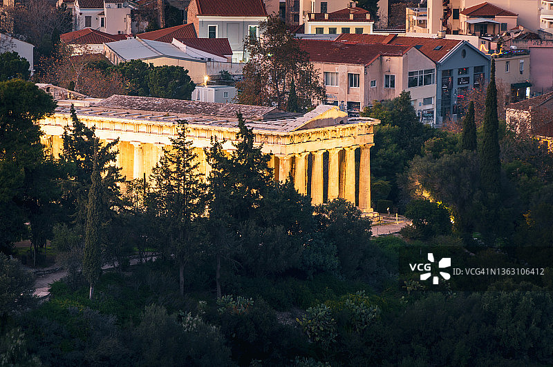希腊雅典被照亮的赫淮斯托斯神庙图片素材