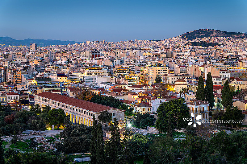 重建的阿塔罗斯柱廊和希腊雅典老城区图片素材