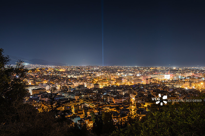 希腊雅典夜景概览，背景有光束图片素材