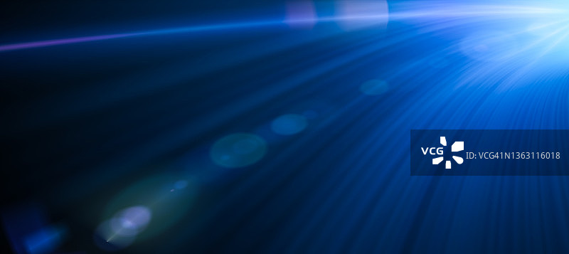 带镜头光晕效果的蓝色弧形光线图片素材