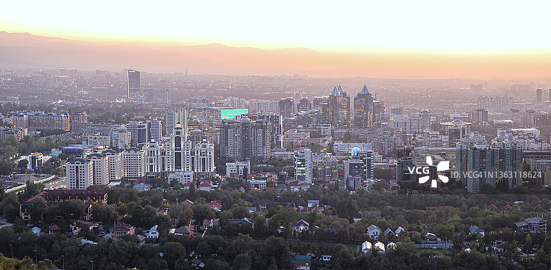从科克托别山丘看阿拉木图日落，哈萨克斯坦图片素材