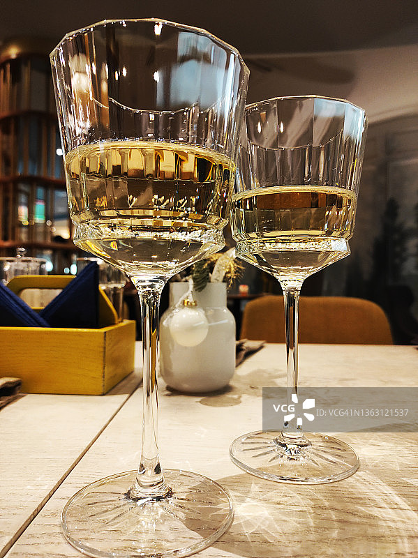两杯白葡萄酒图片素材
