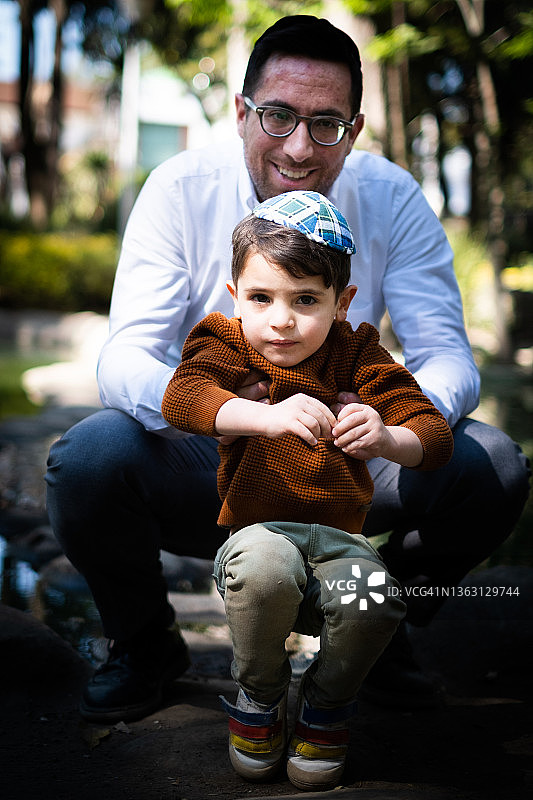 一名年轻的犹太男人和他的小儿子合影图片素材