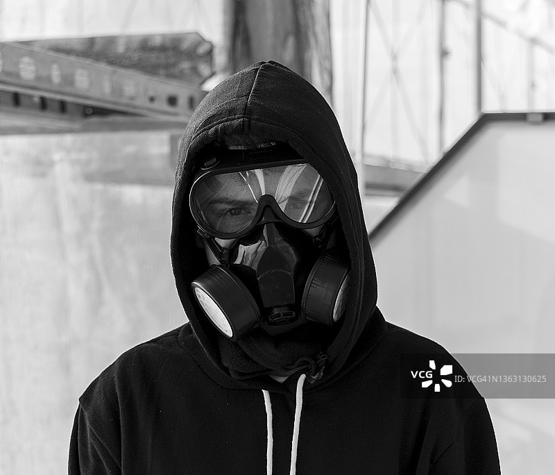 戴着面具和兜帽的男孩图片素材