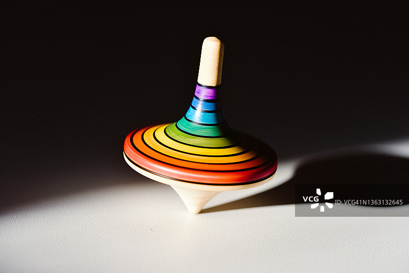 白色表面上的彩色木制陀螺图片素材