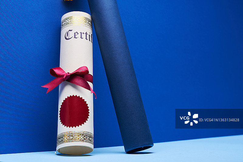 蓝色背景上的证书卷轴图片素材