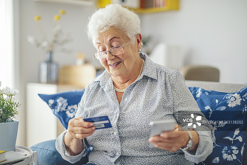 资深女性在家图片素材
