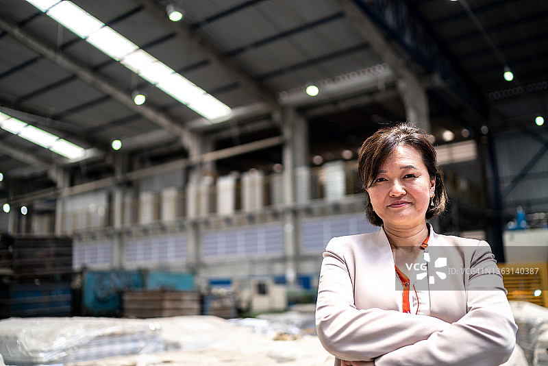 工厂里的年长女人肖像图片素材