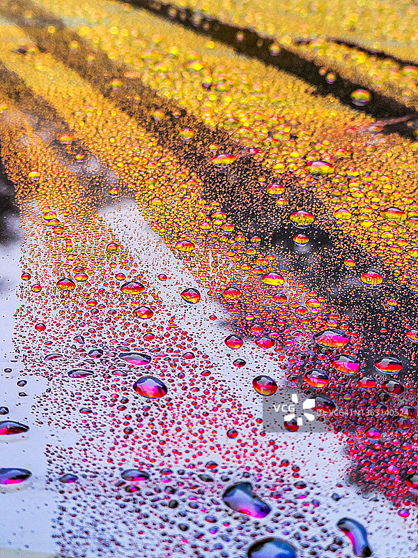 彩虹水滴图片素材