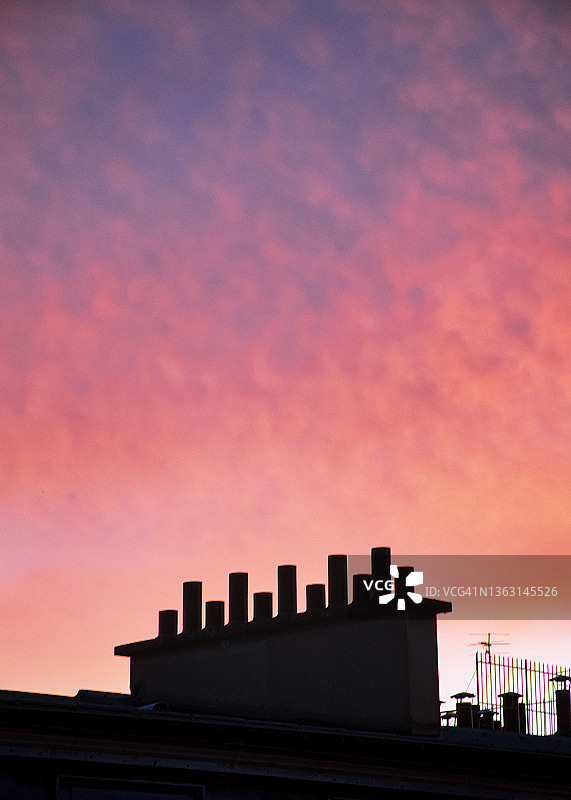 法国巴黎的典型烟囱日落景观图片素材