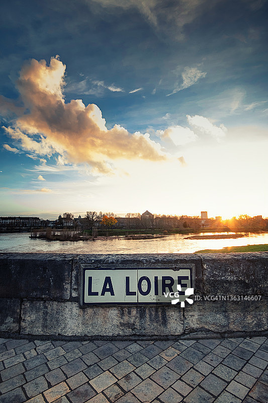 法国图尔威尔逊桥上的卢瓦尔河风光图片素材