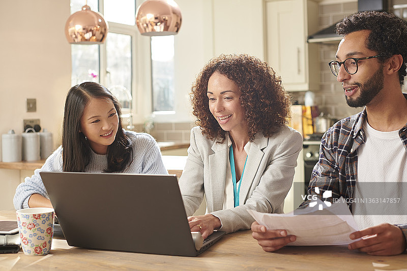 金融顾问拜访图片素材