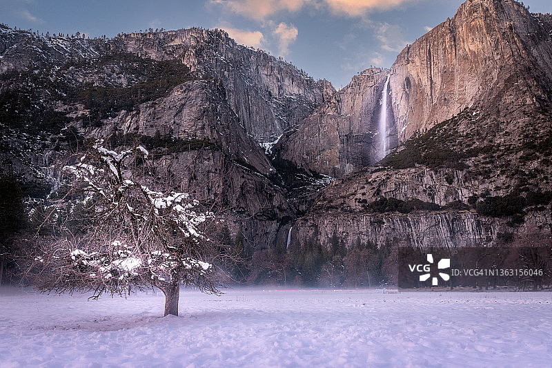 优胜美地上瀑布图片素材