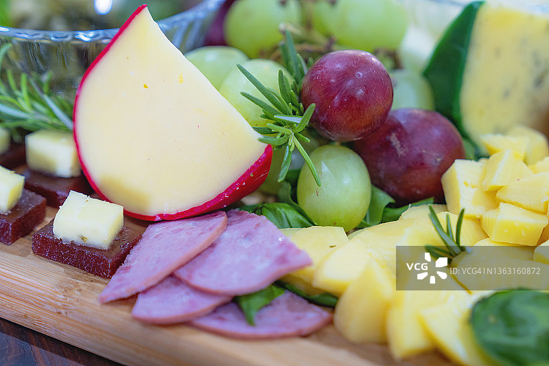 节日用的各种奶酪拼盘图片素材