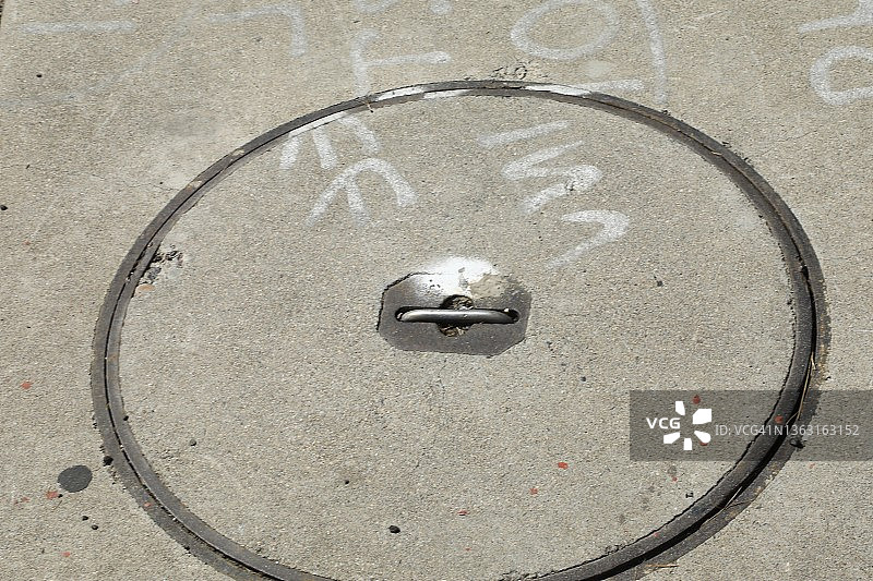 城市街道中的地下沙井图片素材