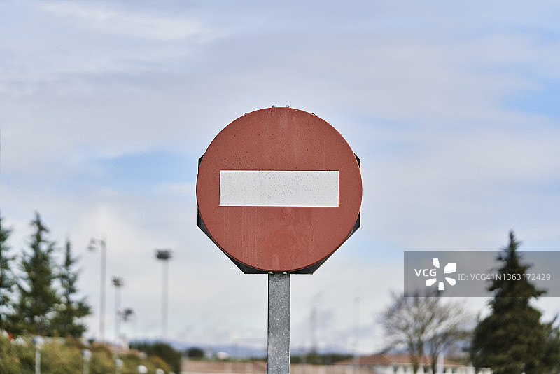 道路上的“禁止驶入”交通标志图片素材