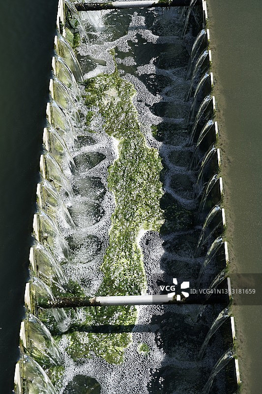 废水处理池中的清水槽图片素材