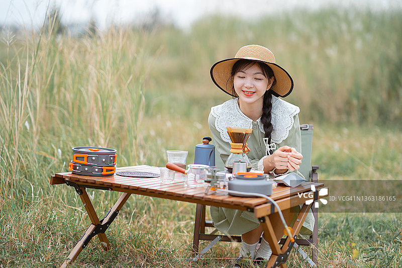 在花园里制作咖啡图片素材