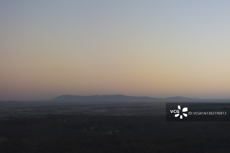 澳大利亚塔斯马尼亚本洛蒙德山脉朦胧清晨景色图片素材