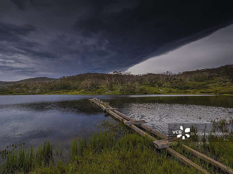 夏季彩虹湖：新南威尔士州科希丘什科国家公园的暴风雪山图片素材