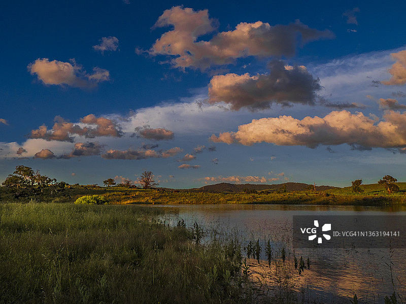 夏季降雨后水满的金达拜恩湖，新南威尔士州南部雪山图片素材