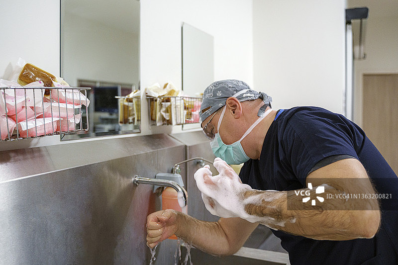 男人术前洗手图片素材