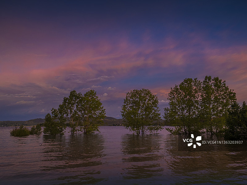 金达拜恩湖的黄昏色彩，新南威尔士州南部雪山图片素材