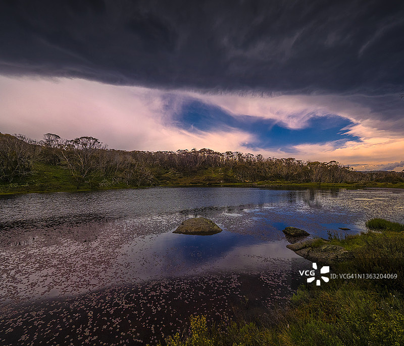 新南威尔士州科休斯科国家公园彩虹湖的暴风雨天气图片素材