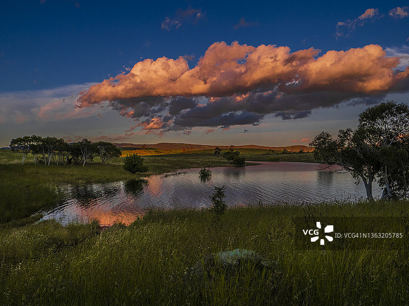 新南威尔士州南部雪山金达拜恩湖黄昏图片素材
