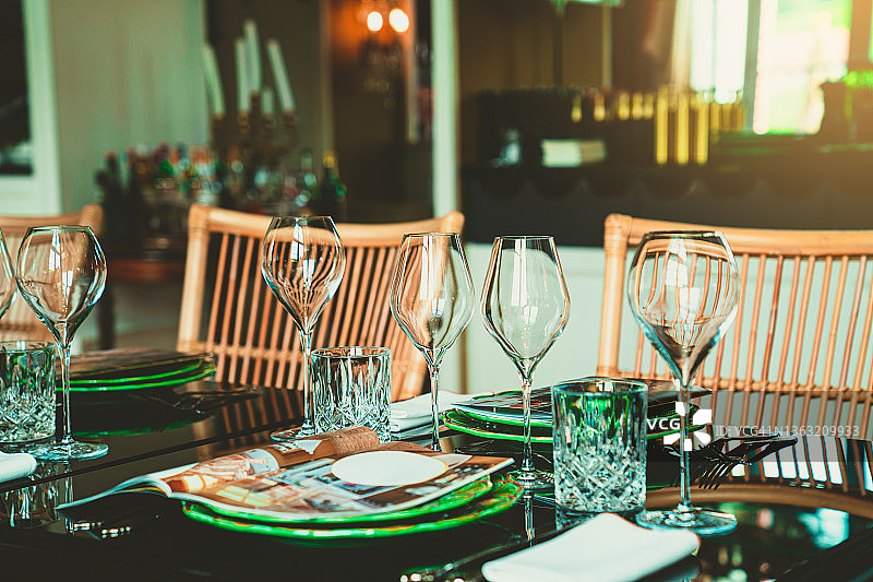 带有酒杯的餐厅餐桌图片素材