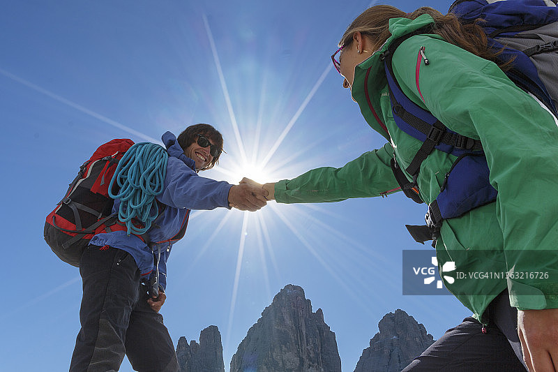 登山情侣在山顶图片素材