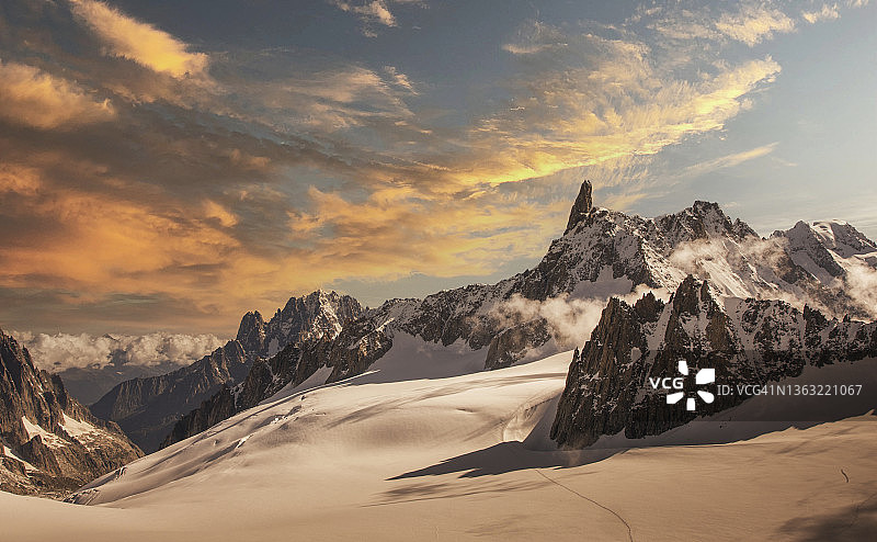 日出时山上的云彩图片素材