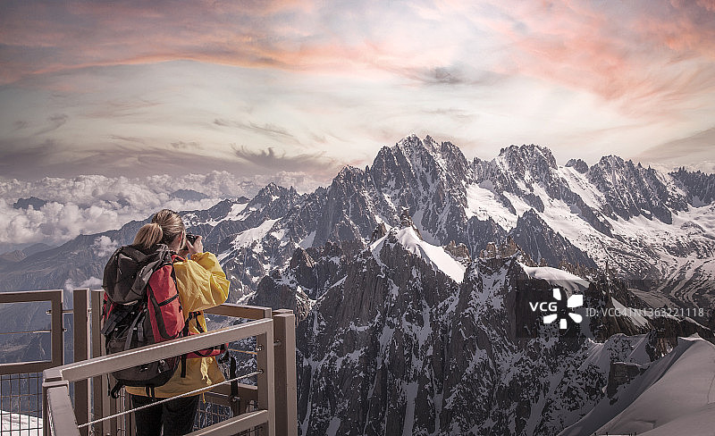女人拍摄山脉图片素材