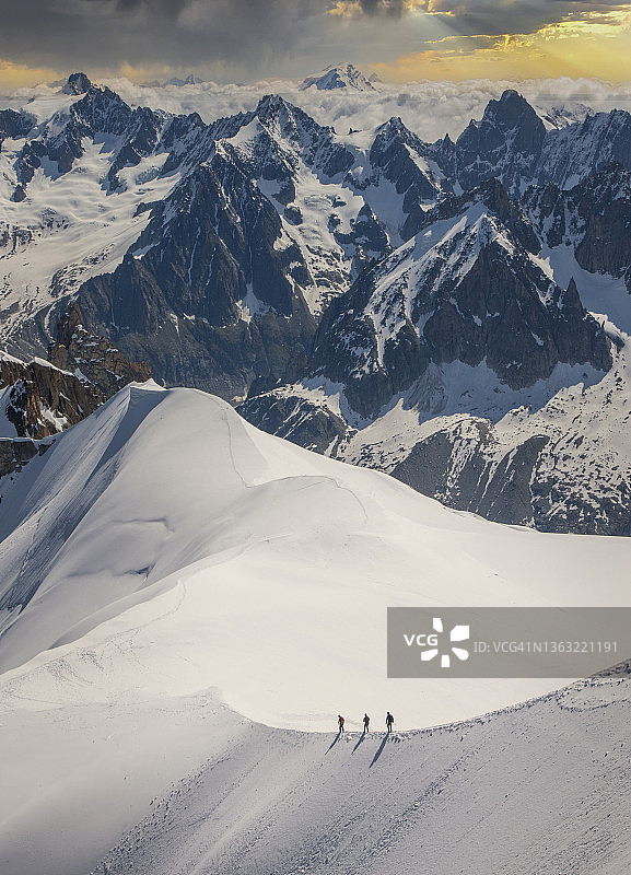 雪岭上的登山者图片素材