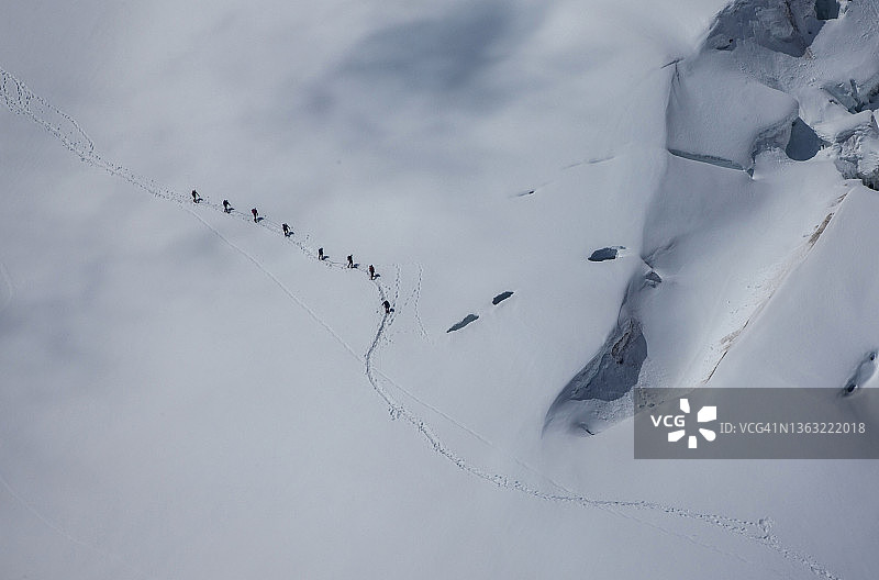冰川裂缝中的登山者图片素材