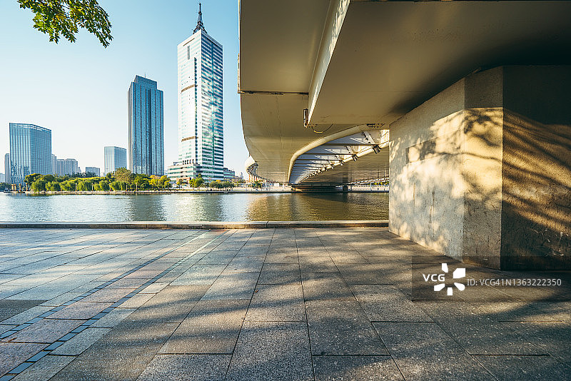 高架桥下的停车场图片素材