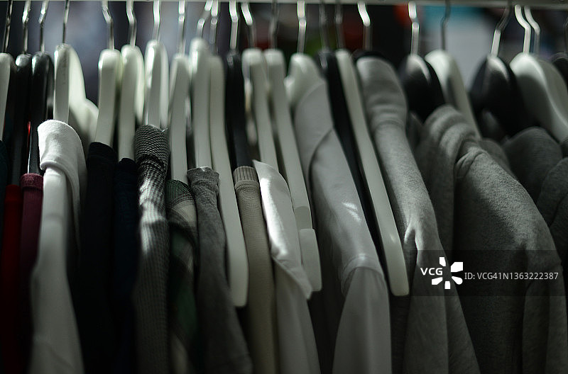挂在衣架上的休闲服装图片素材