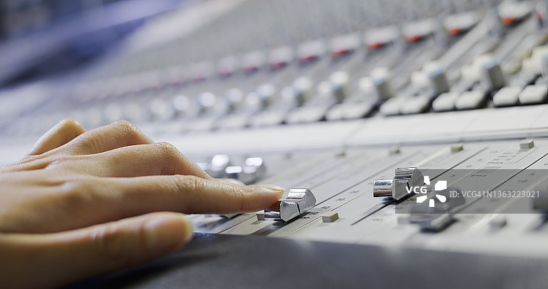 人手调整音频调音台按钮图片素材