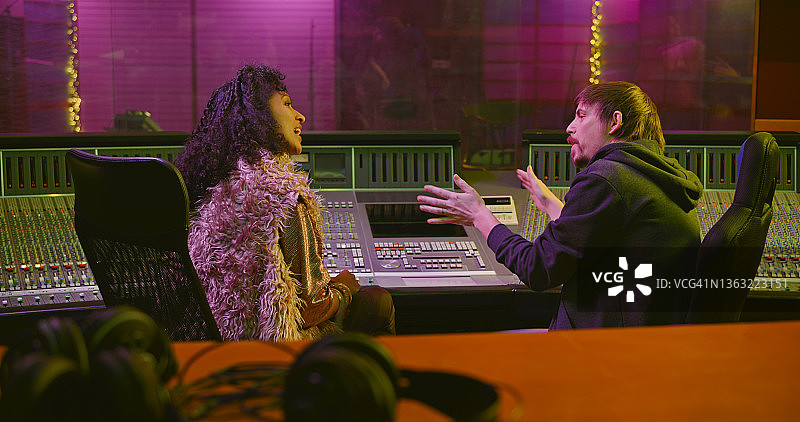 女歌手和作曲家在录音棚交谈图片素材