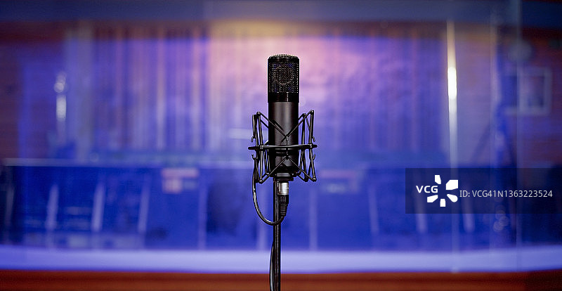 录音室中的麦克风图片素材
