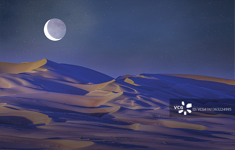 沙漠上的弦月图片素材