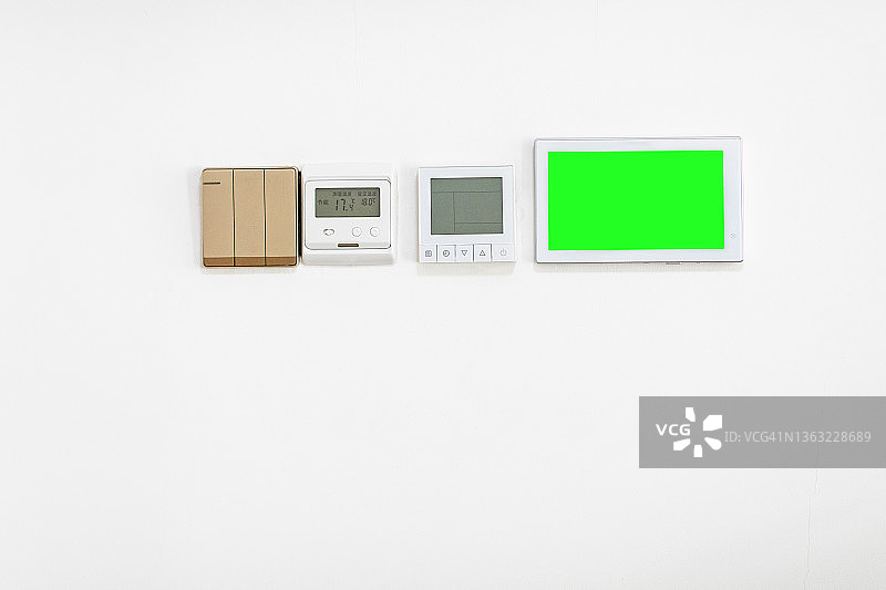 墙壁上的智能家居和空调面板特写图片素材