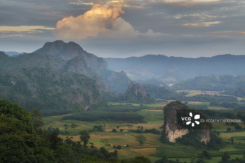 泰国帕尧府， Phu Langka山森林公园的清晨景色图片素材