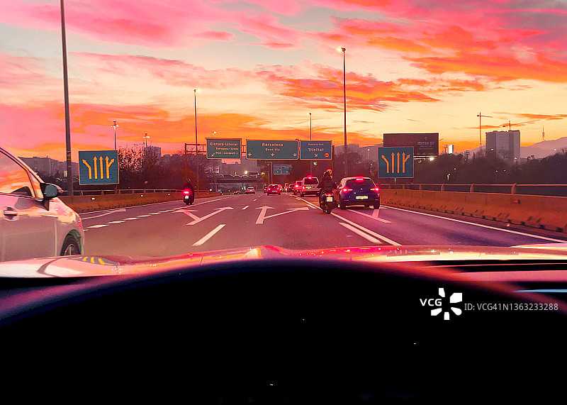 驾车前往巴塞罗那市中心，欣赏壮丽的日落天空图片素材