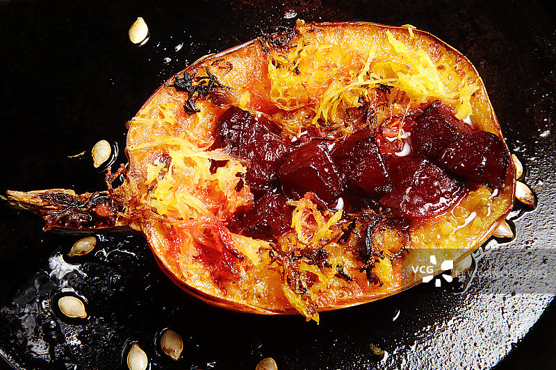 烤有机南瓜配腌红甜菜图片素材