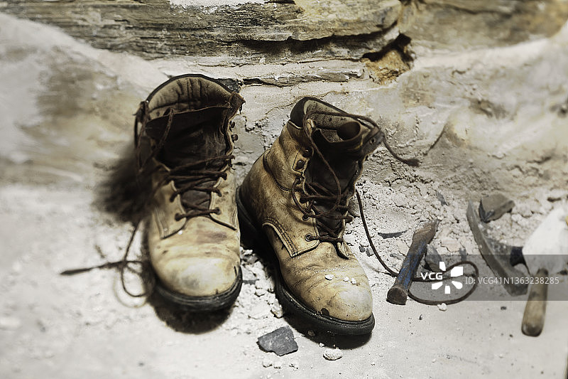 工作场所的旧工作靴静物图片素材